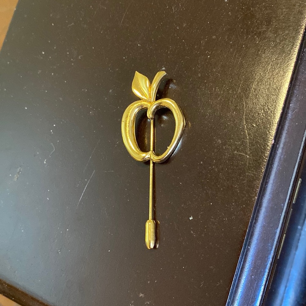 Apple stick pin NWOT beautiful clean gold